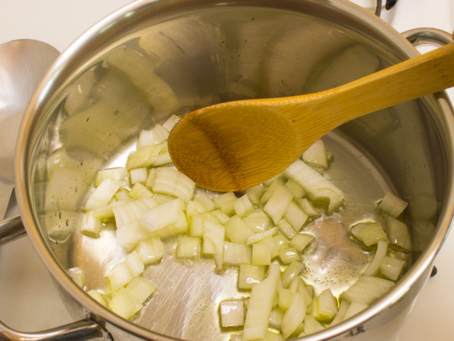 Olive oil and onions in saucepan