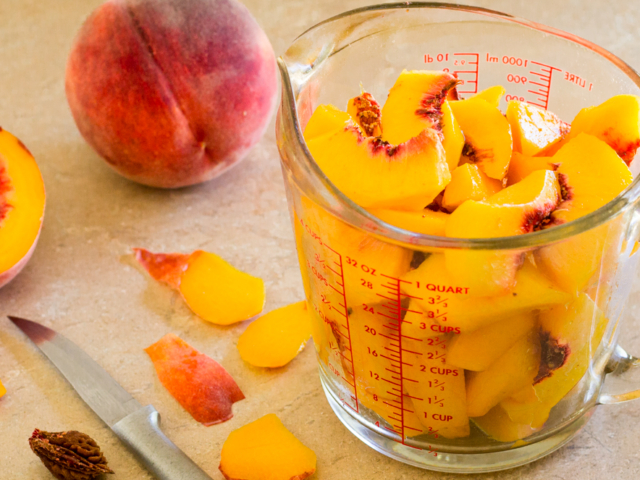 4 cups sliced peaches in measuring cup