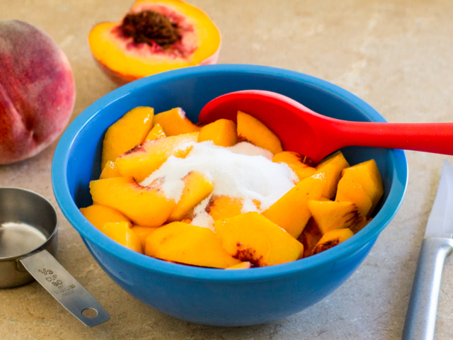 Sliced peaches in bowl to marinate.