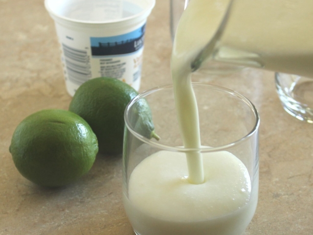 Serve lime yogurt smoothie immediately or chill.